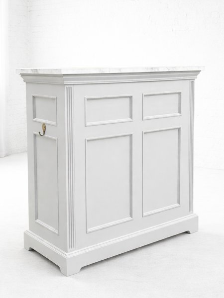 背面側もモールディング装飾してあり、間仕切りとしても役立ちます。