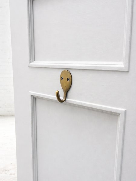 サイドにはカバン掛けフックを設置