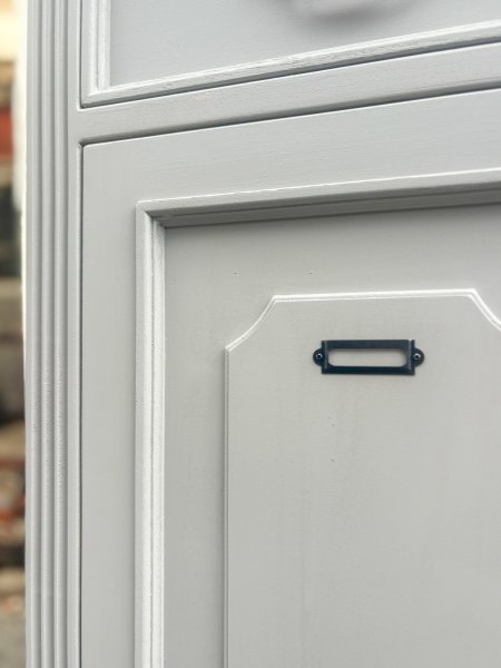 鏡板にも装飾を追加、ネームプレートで中に入っているものがわかりやすいです。