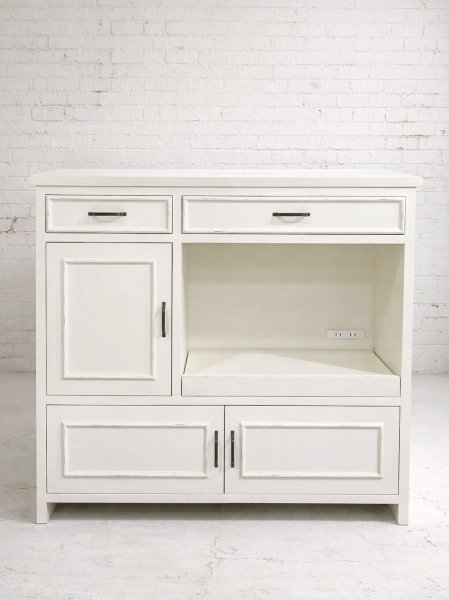 内側には様々な収納機能を備えました。