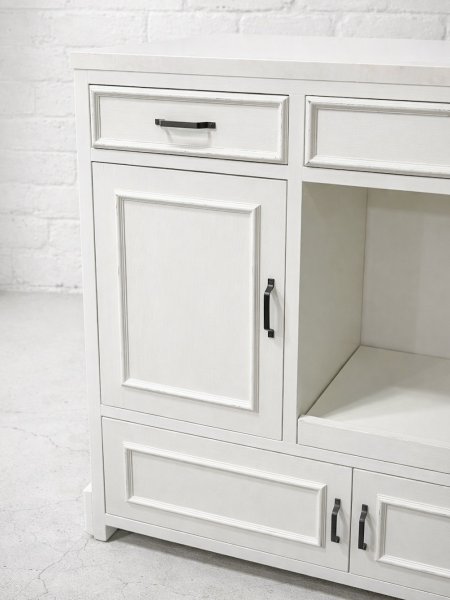 モールディングと黒の取っ手がおしゃれ♪