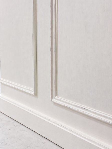 モールディングでおしゃれに装飾したアンティーク調キッチンカウンター