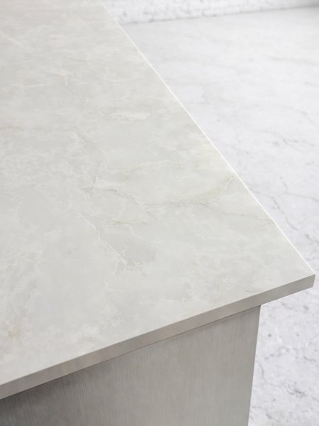 大理石柄のメラミン天板、耐水耐熱耐キズ性が高いです。