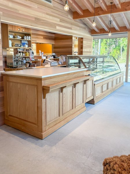 総幅5000mmを超える、大きなレジカウンターセットを製作させていただきました。