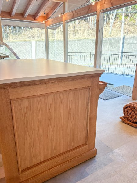 奥行の大きく、作業台としても有能なレジカウンター