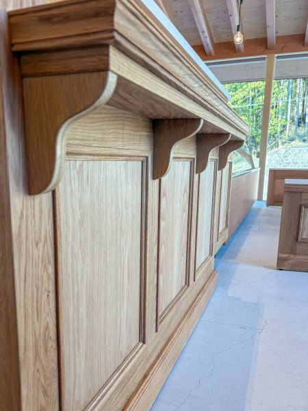 正面には荷物置きやディスプレイに使えるシェルフ付き。