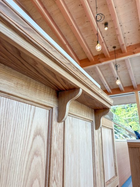 木材をふんだんに使った建物に似合う、ホワイトオーク材で製作しました。