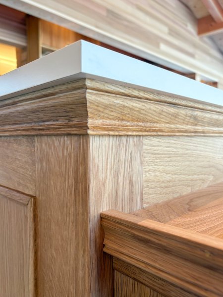 モールディングで立体的に化粧したアンティーク調家具です。