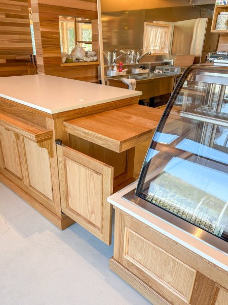 レジカウンターの横に、取り外しできる延長テーブルとスイングドア付き。