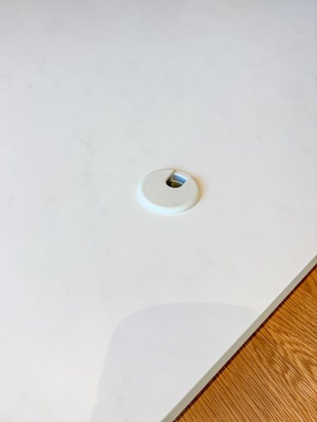 天板は柔らかな石目「SAL4307KG」の大理石メラミン合板、強度と衛生面で優れています。