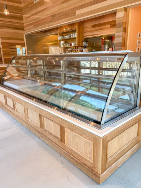 幅3メートルと巨大な特注冷蔵ショーケースを、装飾カバーで覆いました。