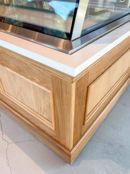 ホワイトオーク無垢材と、柔らかい色目の大理石メラミントップ