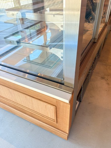 床置き式の冷蔵ショーケースを可愛く装飾します。