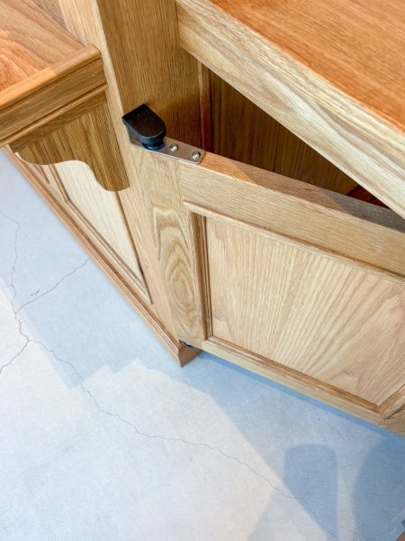 回り込まずにスタッフが行き来できます。