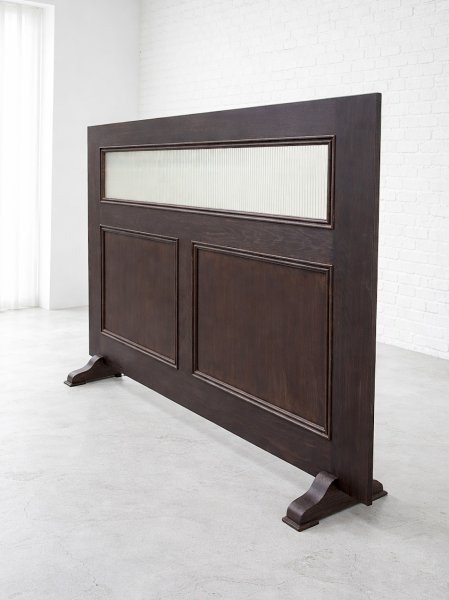 内装に合わせたダークカラーのウッドパーテーション