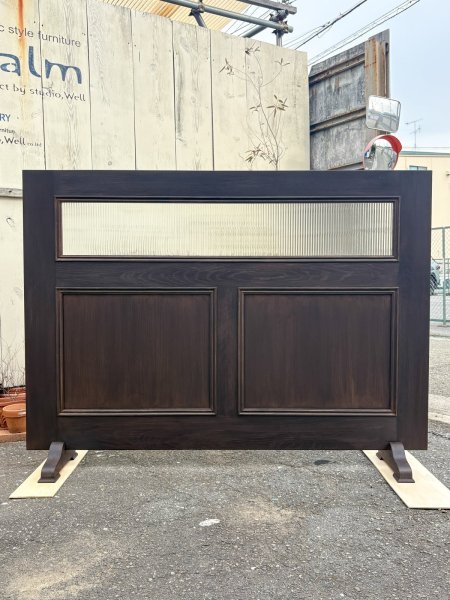 写真のカラーは、特注色「ダオ」黒に近いブラウンです。