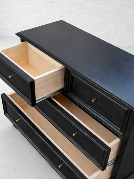 引出しはスライドレールでスムーズな動作