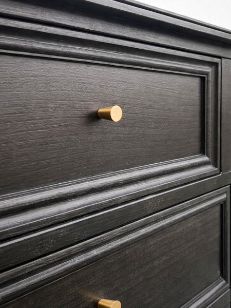 小さいモダンなデザインの真鍮取っ手を選びました。