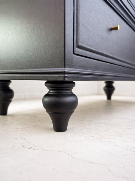 ころんとかわいいろくろ足チェストです