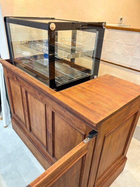 大阪の焼き菓子屋さんに特注製作させていただいた店舗家具