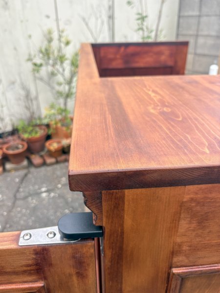 節があったり表情豊かな木目のパイン材。