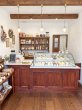 小さな店舗の雰囲気づくりに大活躍する、かわいいレジカウンターセットです。
