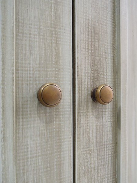 扉の真鍮取っ手は100種類以上から選べます。