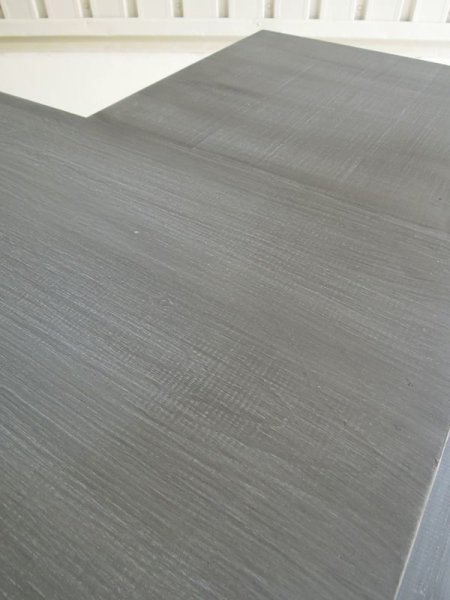 こちらは少し使用感を出したシャビーグレー色。