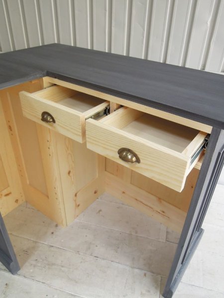 オープン部には椅子を入れて頂けます。狭い店内でも使い勝手が良いです。