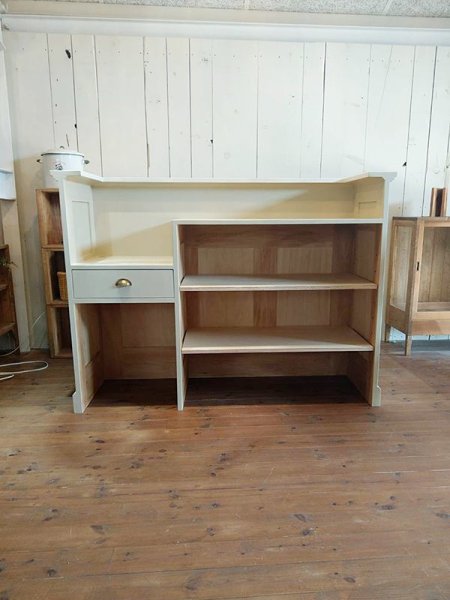 引き出し+可動棚、下にはゴミ箱など置けるように底板の無いレジ台です。