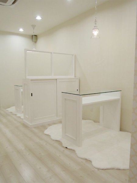 真っ白な店内に合わせてホワイトで統一した店舗什器。