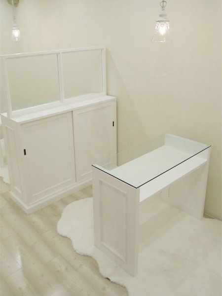 ネイルサロンの家具をまとめて製作させていただきました。ガラストップのネイルテーブルにご注目!