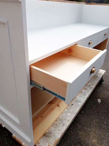 スライドレールでスムーズに動作する引出し。