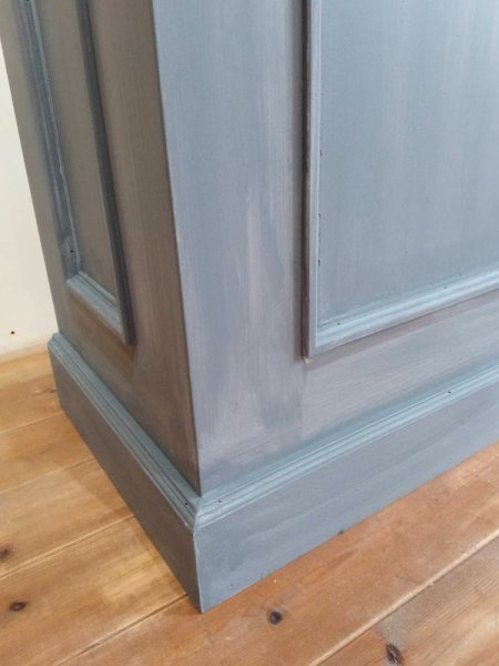 各部にモールディング加工を施してゴージャスな雰囲気のレジ台!