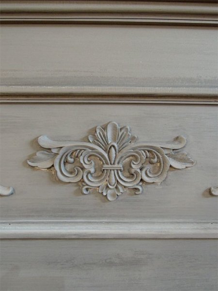 デコラティブなレリーフが目を引くレジカウンター。