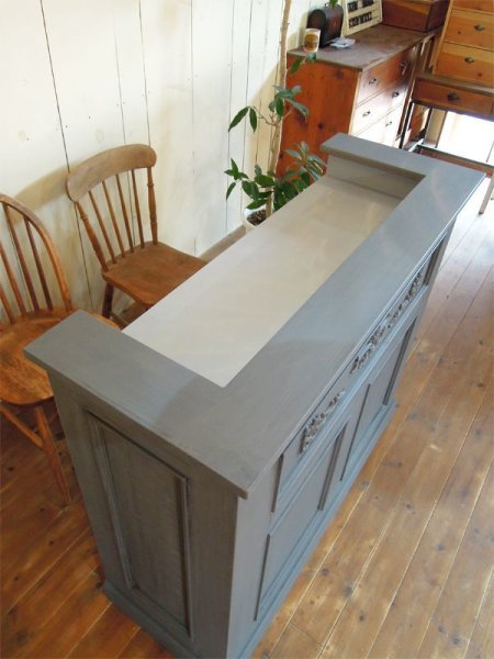 天板はコの字型、一段下がったところにPCやレジを置けます。