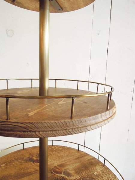 商品が落ちないように縁に鉄枠があります。