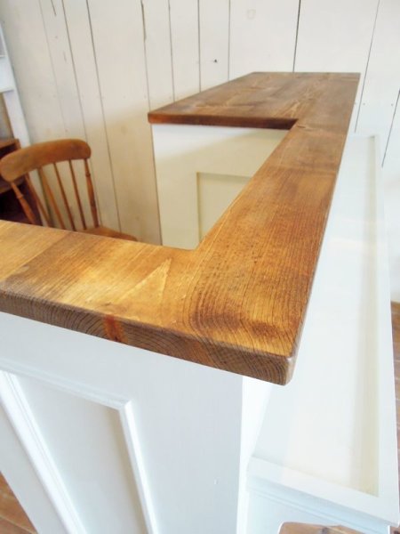 トップ天板はPCを置くところだけ抉ってあります。