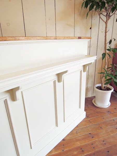 各所をモールディングで飾ったゴージャス&アンティークなレジカウンター。