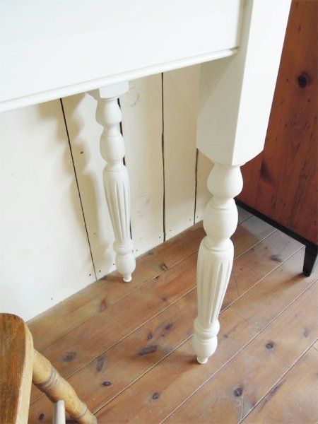 オリジナルターンドレッグ(ろくろ脚)のドレッサーテーブル。