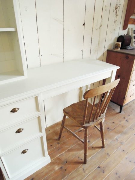 真ん中にチェストが付いたドレッサーデスク!