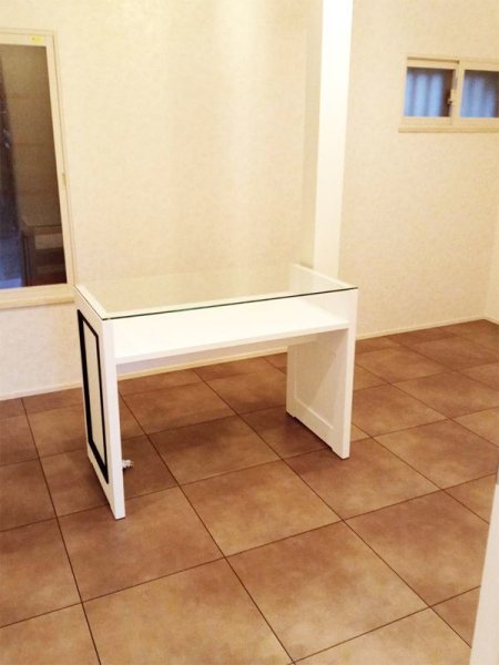 天板は強化ガラス、ライトなどを置く棚つきのネイルテーブル。