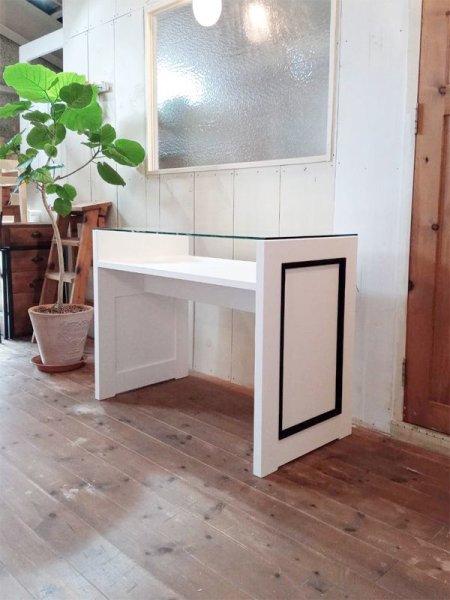 写真はW1000、D500、H750、サイズオーダーができるネイルテーブル、アンティーク調のデザインも素敵!