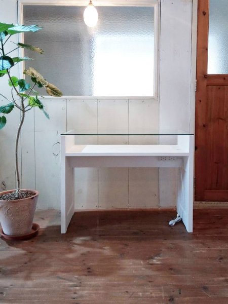 コンセント穴付きの便利なネイルテーブル、ドレッサーにもおすすめ。