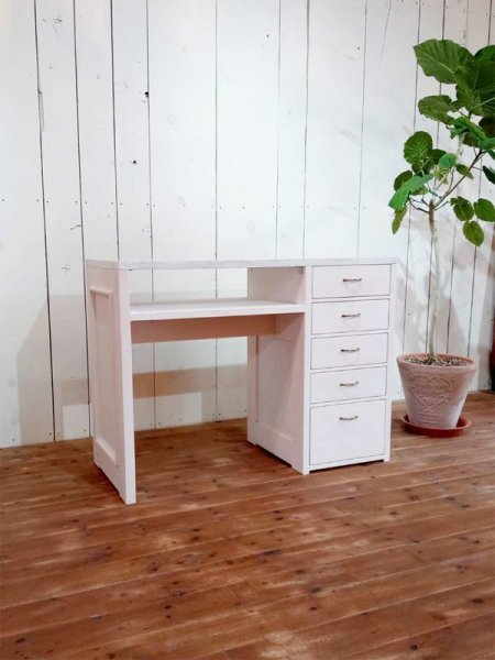 サイズオーダーが出来るかわいいネイルテーブル!