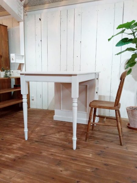 スリムなターンドレッグ(ろくろ足)を使った珍しいネイルテーブル。