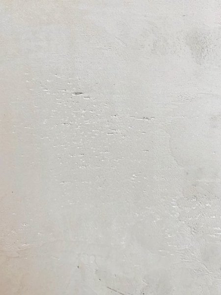 木で作った家具をモルタルのような質感・重量感に仕上げます