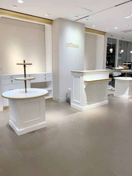 大阪梅田の百貨店に、店舗什器として納めさせていただきました!