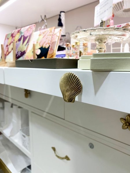 真鍮の取っ手は100種類以上の個性的な形から選べます。