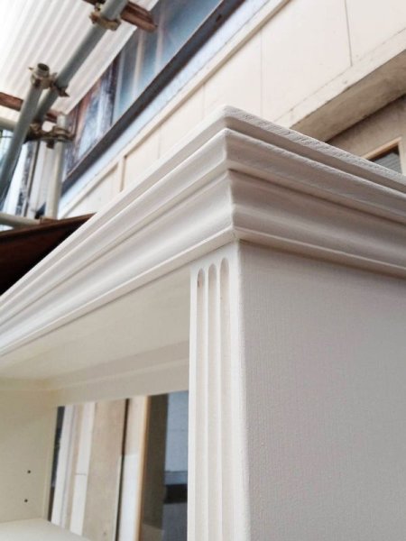 各部にモールディング加工を施したアンティーク調の店舗什器です。